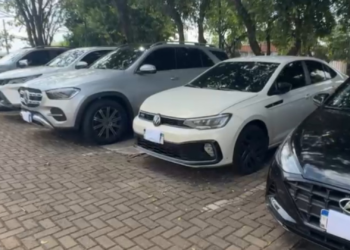 Dívida de R$ 200 mil de vítima com 'jogo do tigrinho' levou polícia a investigar influenciadora e apreender carros de luxo