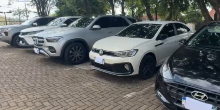 Dívida de R$ 200 mil de vítima com 'jogo do tigrinho' levou polícia a investigar influenciadora e apreender carros de luxo