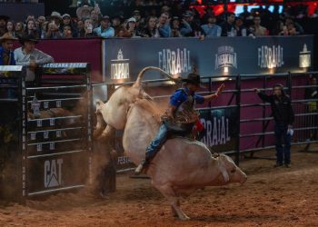 Mineiro tira 88,25 e domina 1ª noite da montaria em touros em Americana